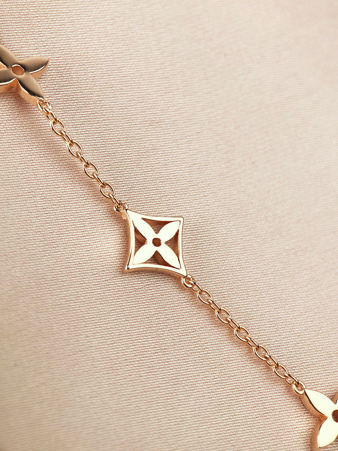 ˇGilded EraˇSTAR AND SUN 7 MOTIFS GOLD BRACELET