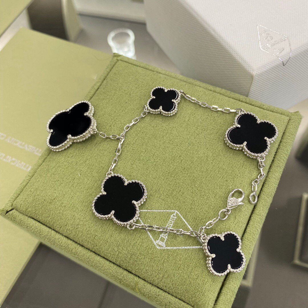 ˇGilded EraˇCLOVER 5 MOTIFS SIVLER ONYX BRACELET