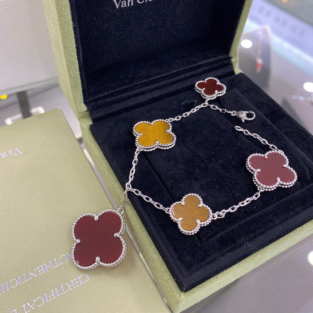 ˇGilded EraˇCLOVER 5 MOTIFS SIVLER CARNELIAN TIGER EYE BRACELET