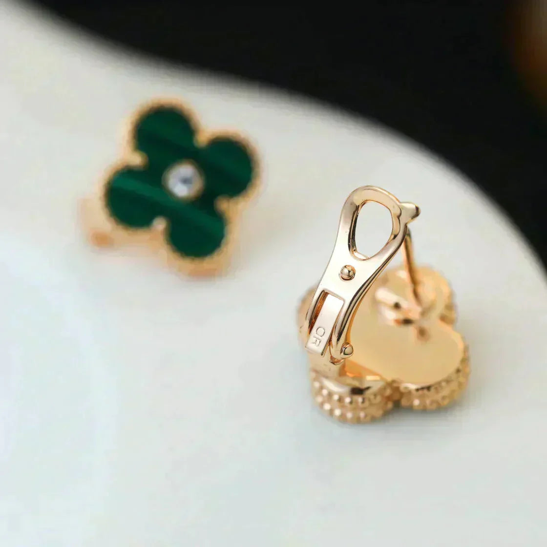 ˇGilded EraˇCLOVER MEDIUM 1 MOTIFS MALACHITE DIAMOND EARRINGS