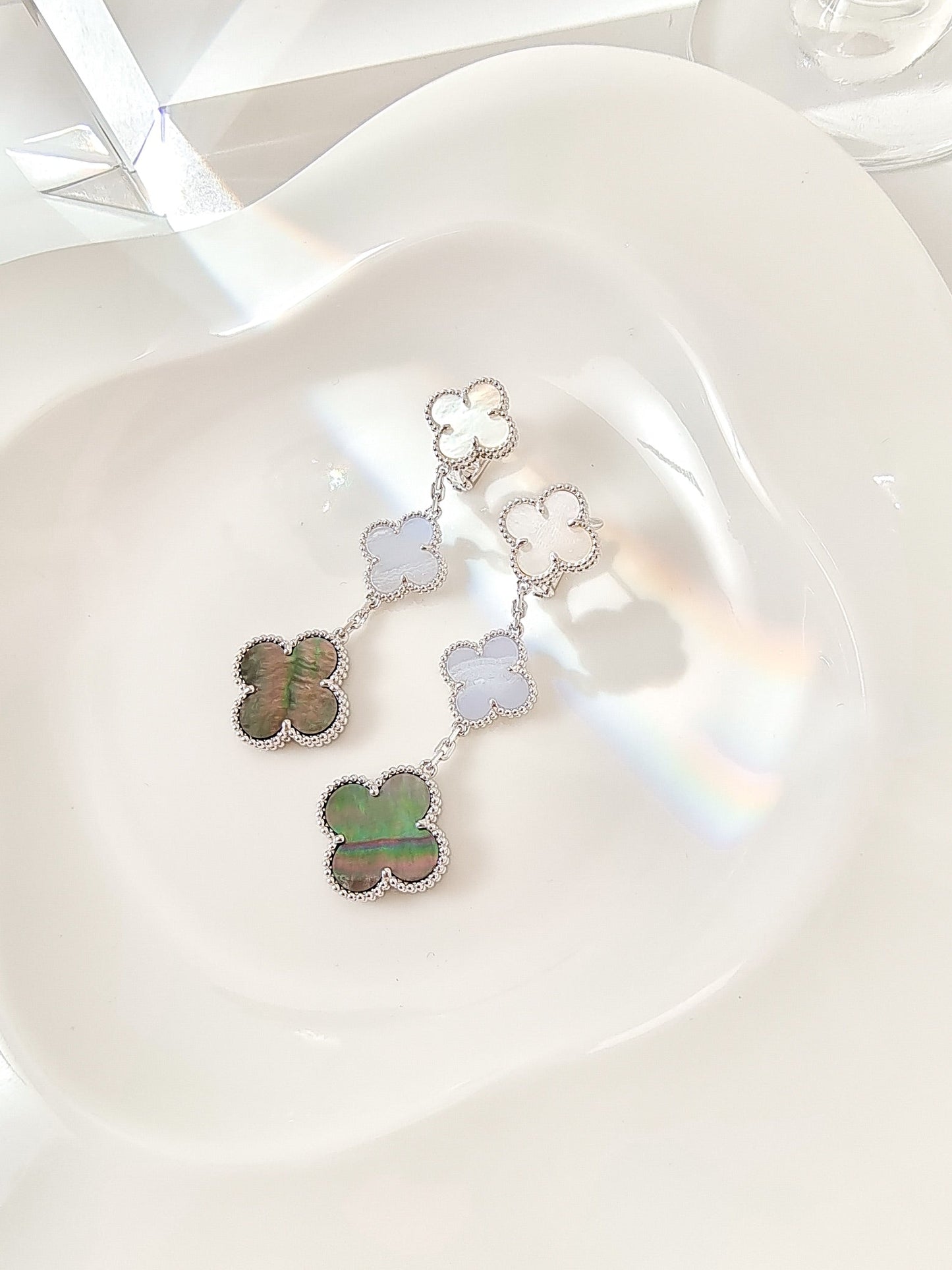 ˇGilded EraˇCLOVER 3 MOTIFS CHALCEDONY DARK MOP SILVER EARRINGS