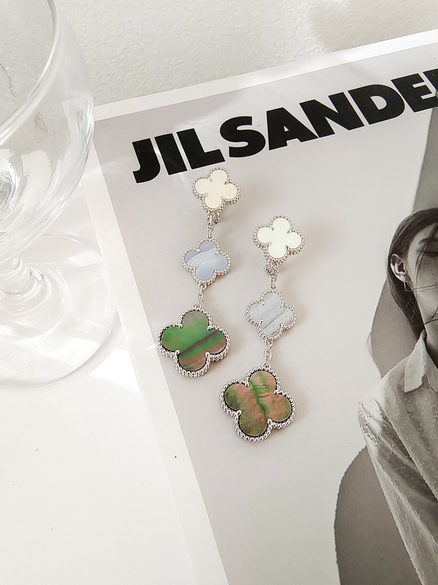 ˇGilded EraˇCLOVER 3 MOTIFS CHALCEDONY DARK MOP SILVER EARRINGS