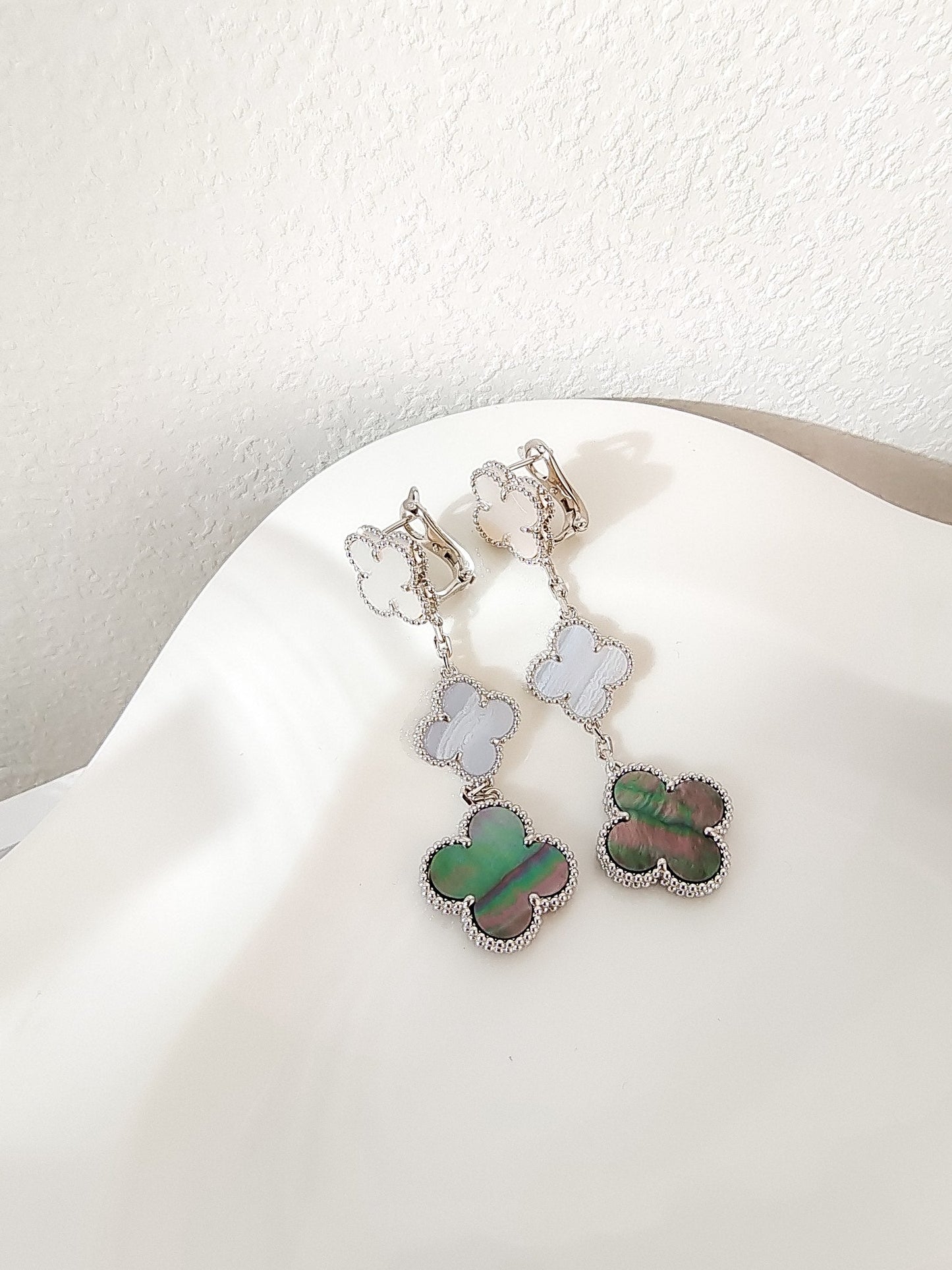ˇGilded EraˇCLOVER 3 MOTIFS CHALCEDONY DARK MOP SILVER EARRINGS