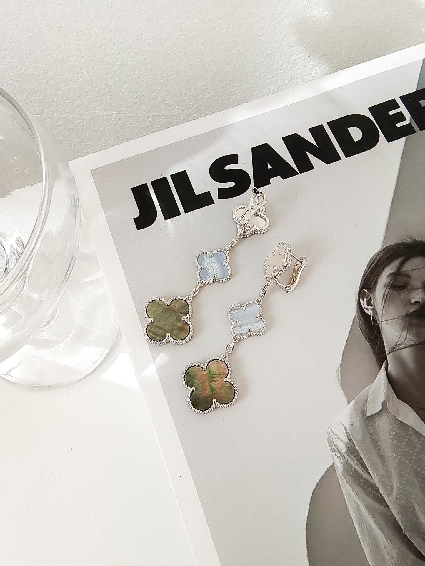 ˇGilded EraˇCLOVER 3 MOTIFS CHALCEDONY DARK MOP SILVER EARRINGS