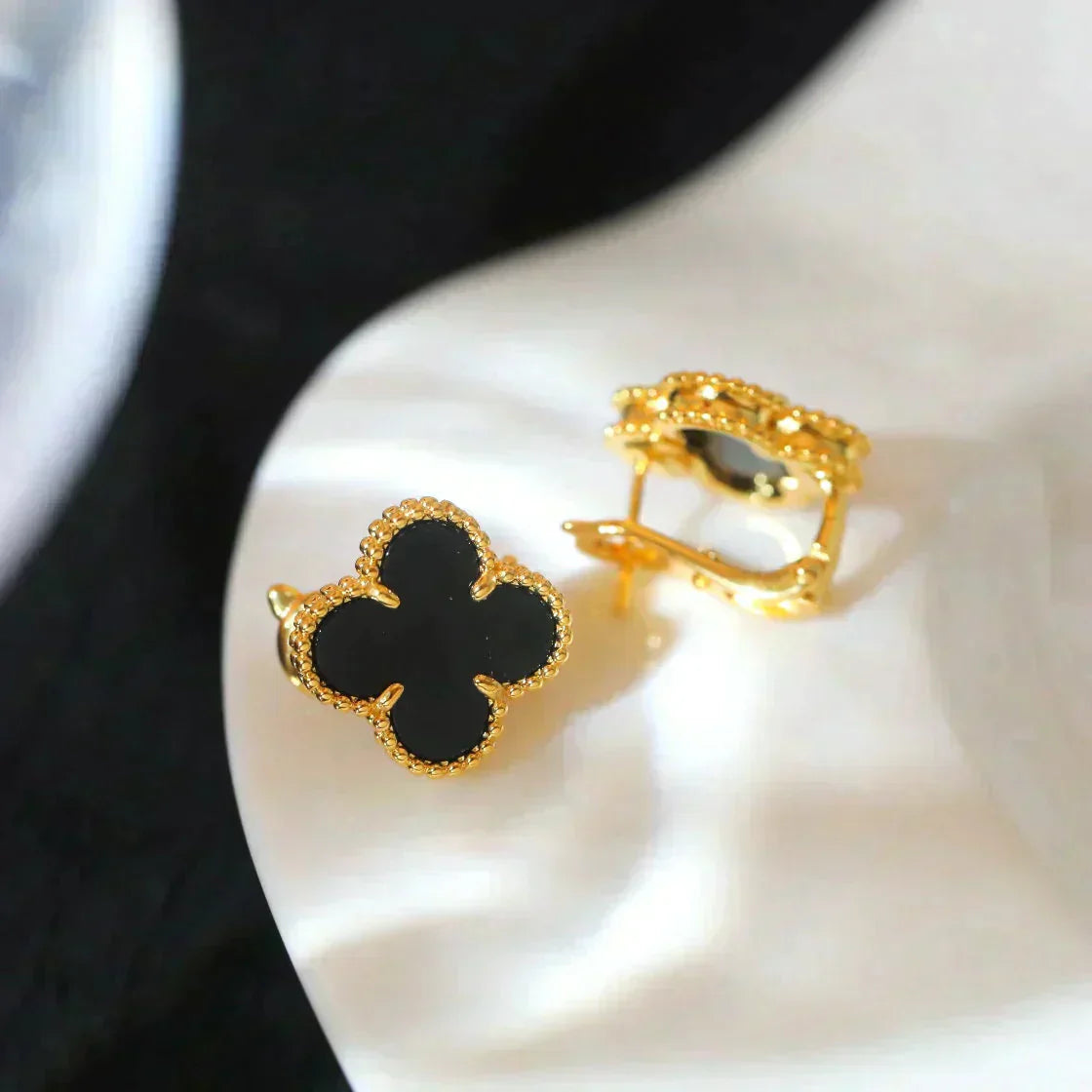 ˇGilded EraˇCLOVER MEDIUM 1 MOTIFS  ONYX STUD EARRINGS