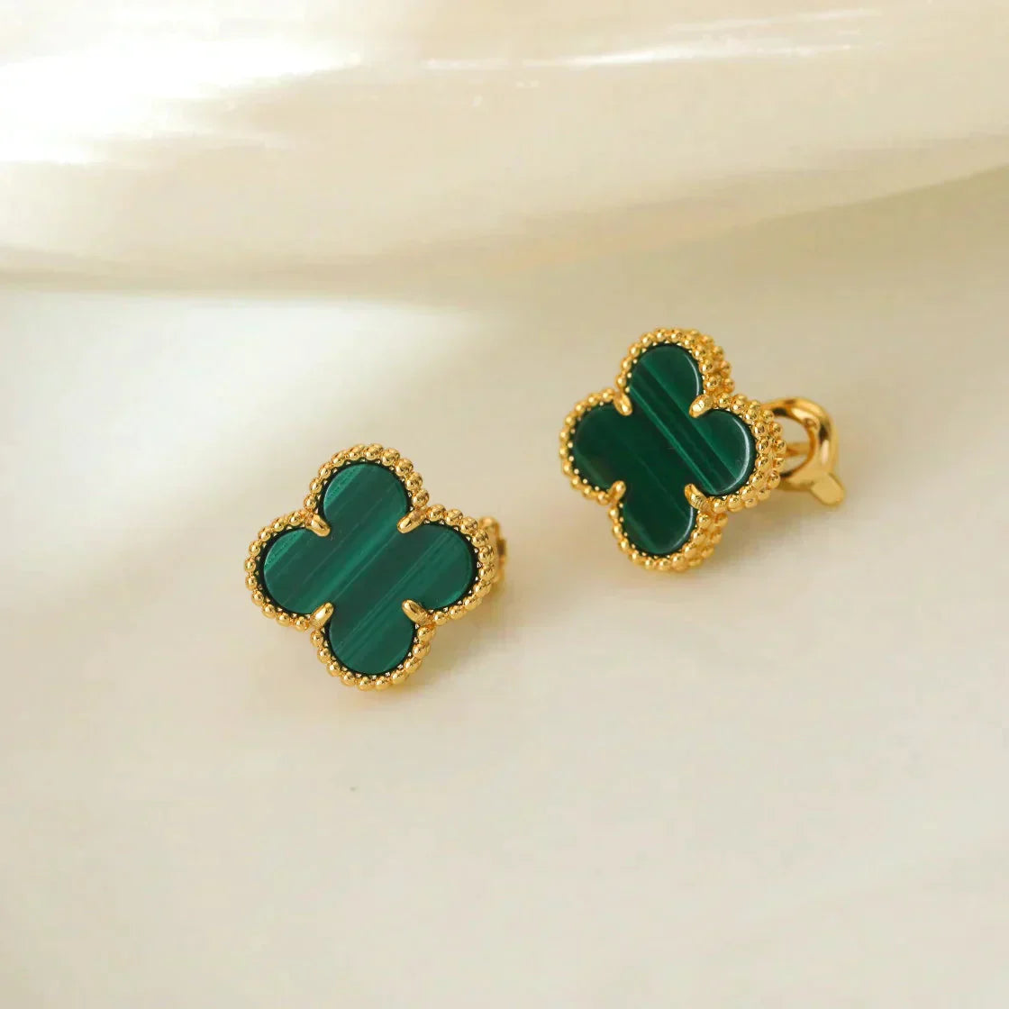 ˇGilded EraˇCLOVER MEDIUM 1 MOTIFS MALACHITE  EARRINGS
