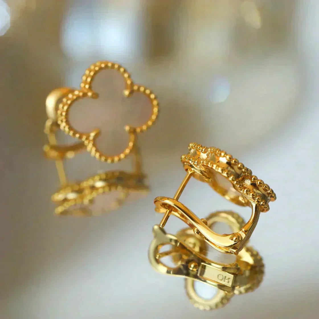 ˇGilded EraˇCLOVER MEDIUM 1 MOTIFS  WHITE MOP STUD EARRINGS