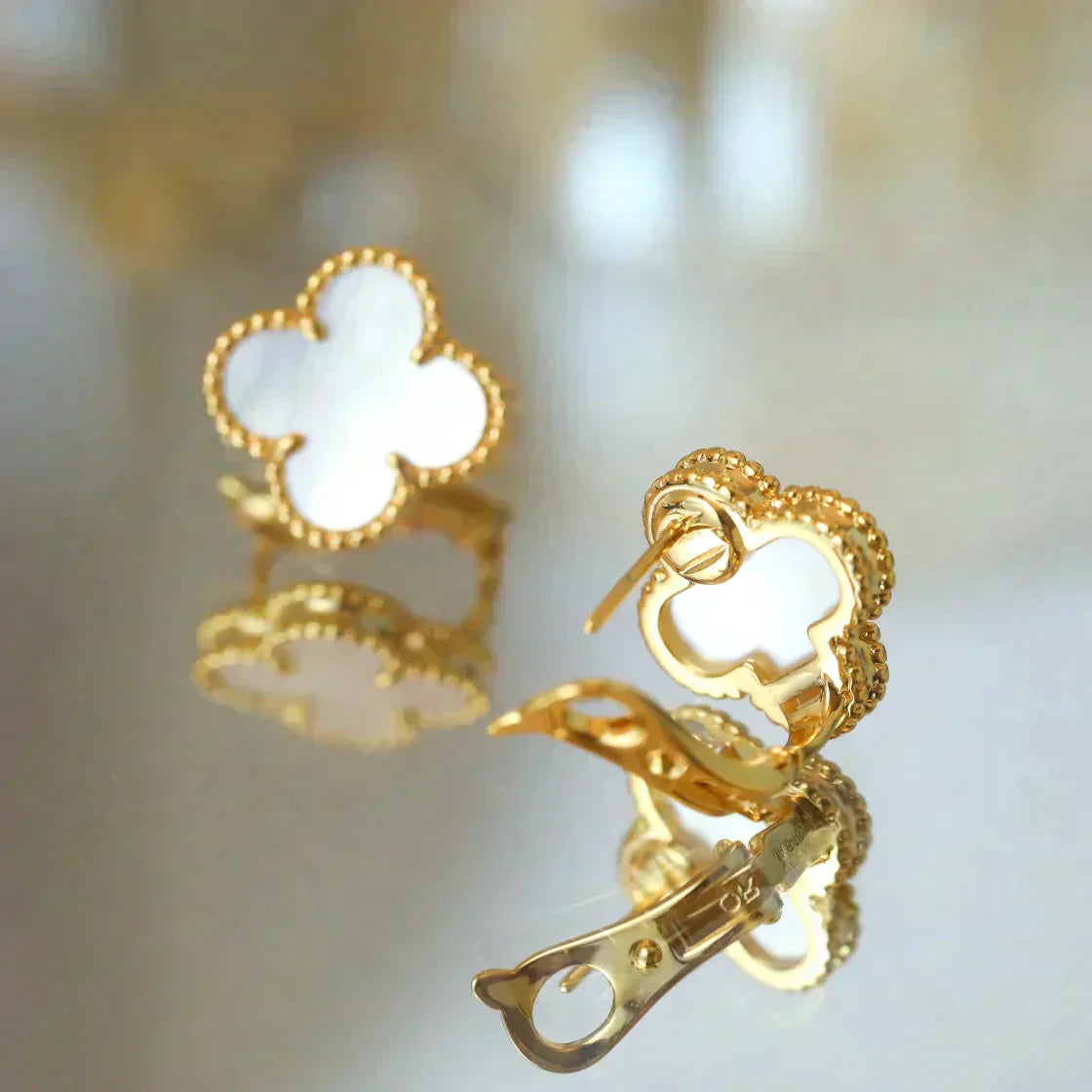 ˇGilded EraˇCLOVER MEDIUM 1 MOTIFS  WHITE MOP STUD EARRINGS