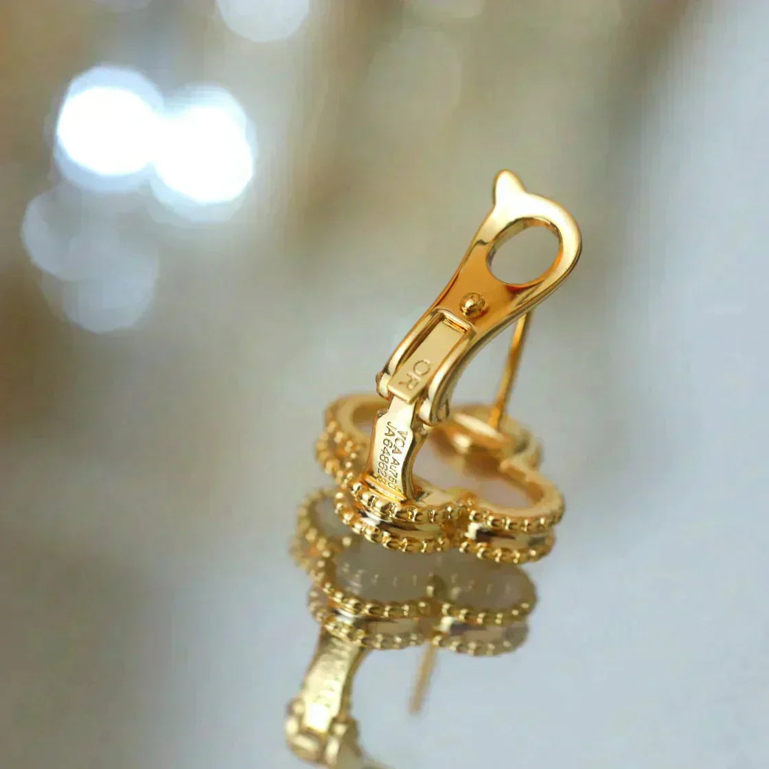 ˇGilded EraˇCLOVER MEDIUM 1 MOTIFS  WHITE MOP STUD EARRINGS