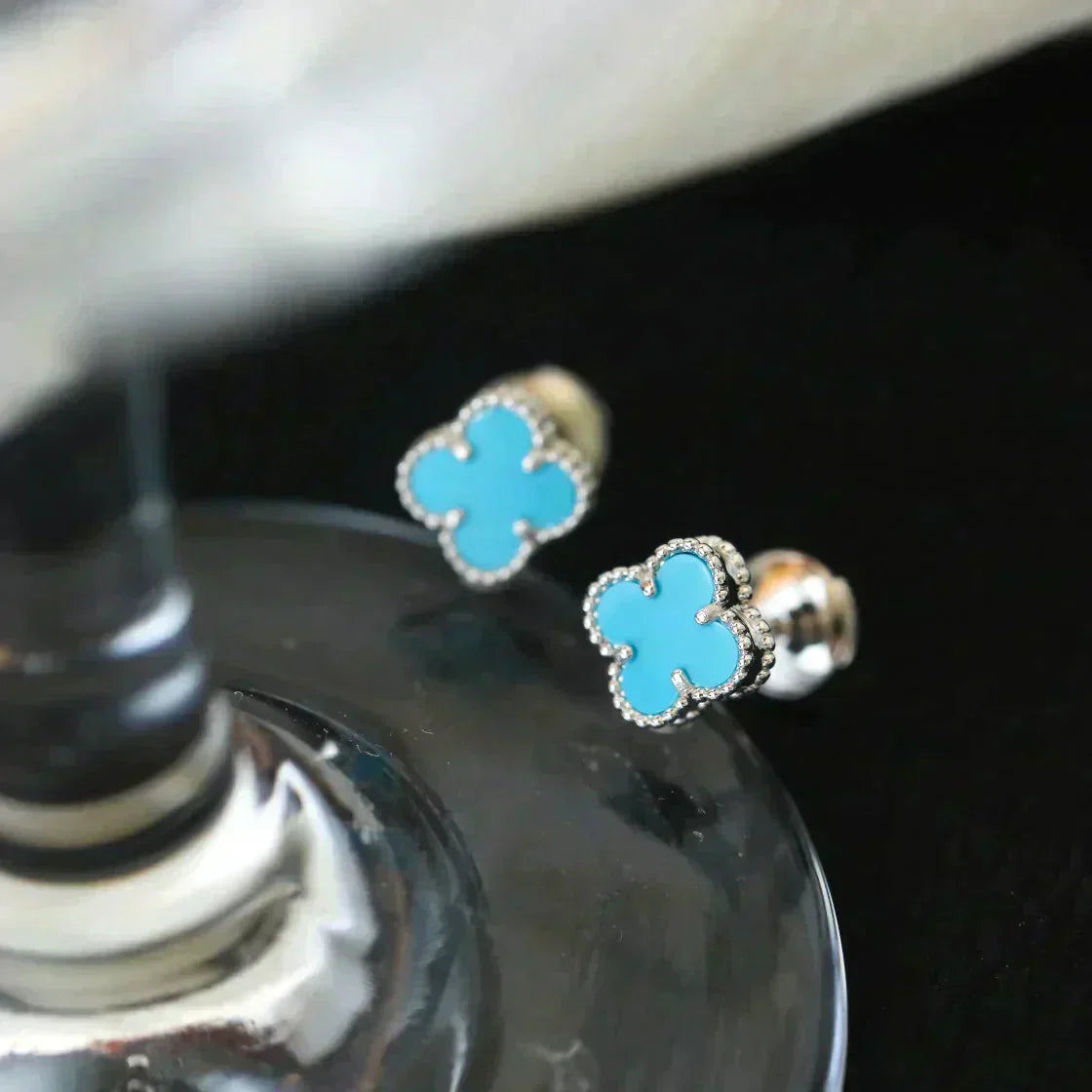 ˇGilded EraˇCLOVER MINI 9.5MM ONYX STUD EARRINGS SILVER