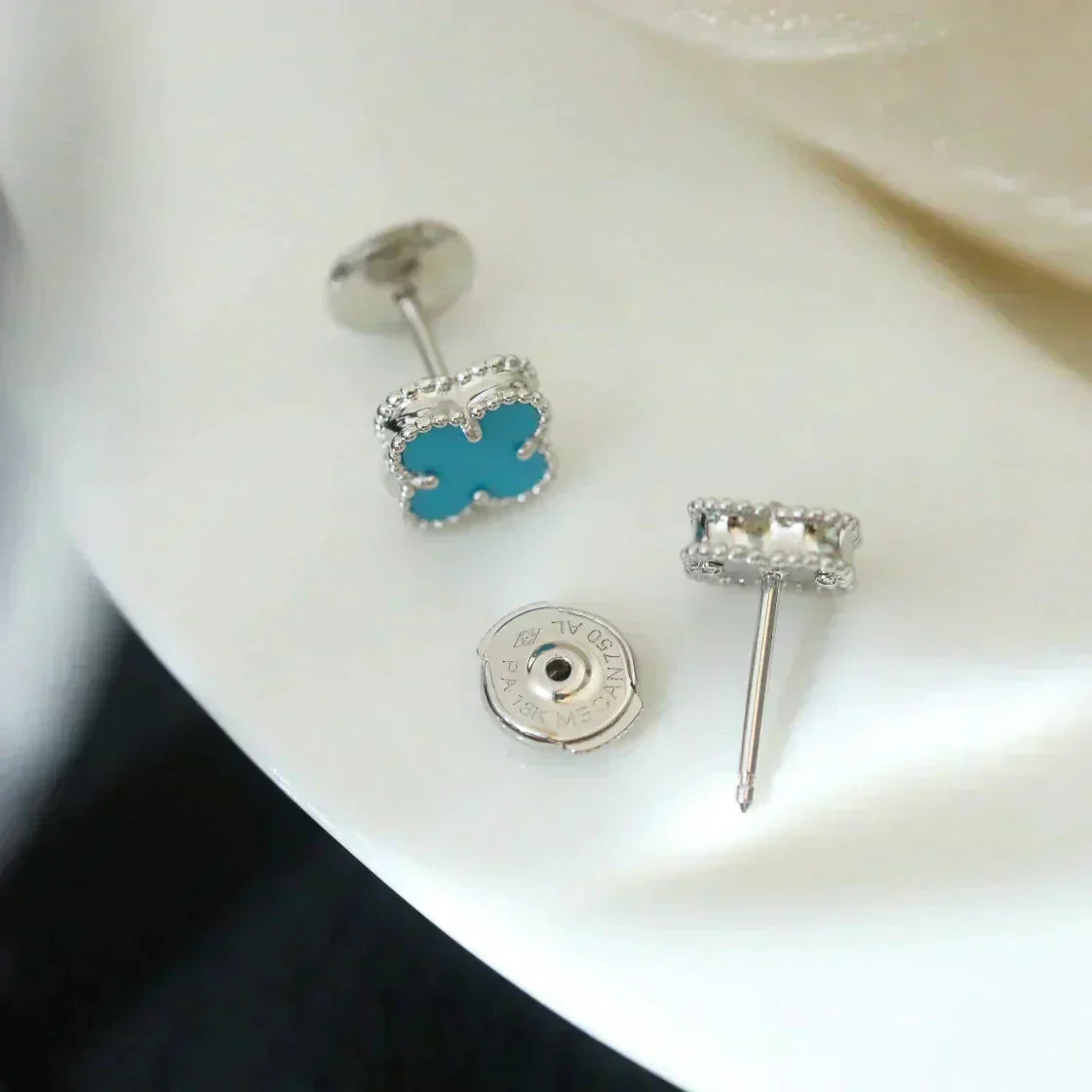 ˇGilded EraˇCLOVER MINI 9.5MM ONYX STUD EARRINGS SILVER