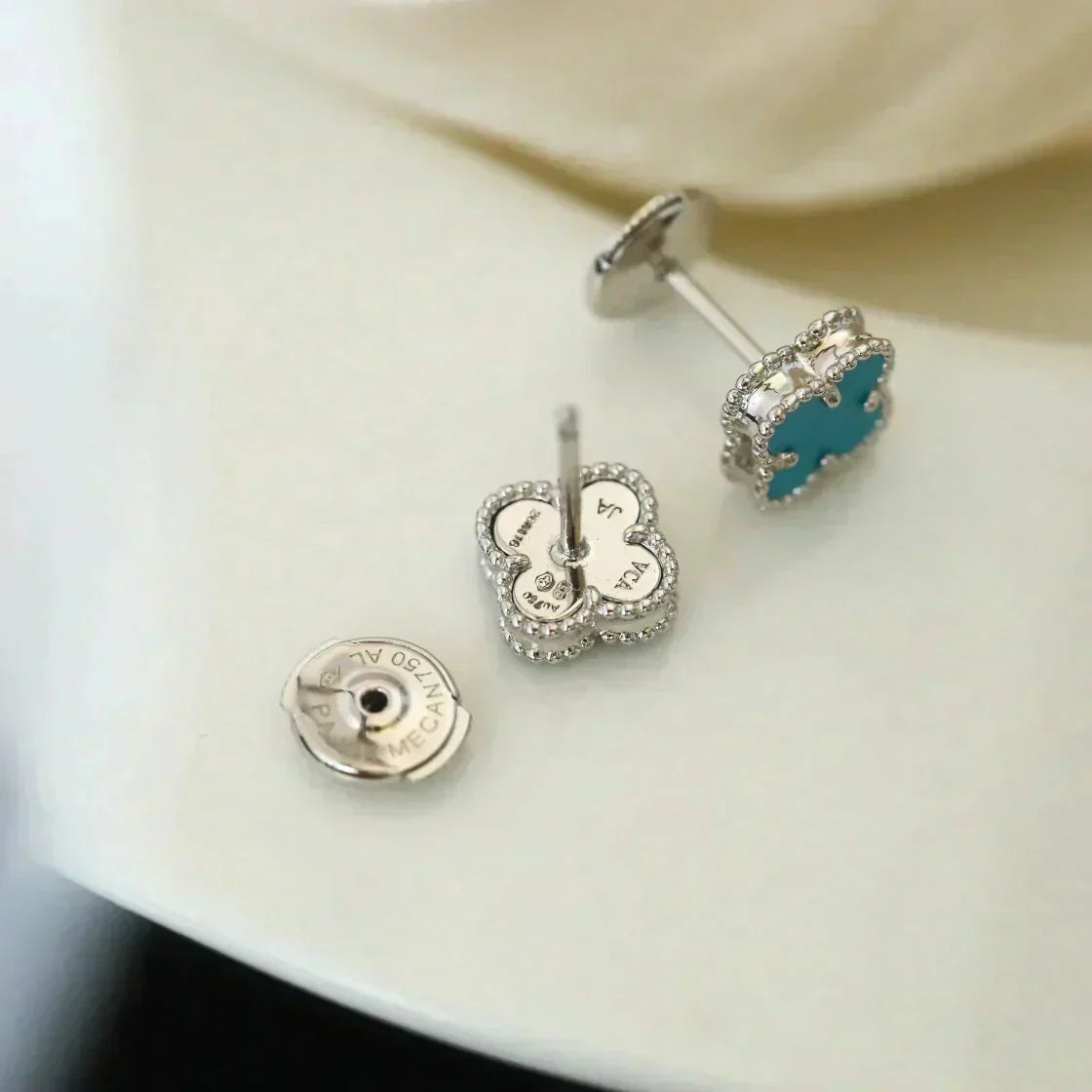 ˇGilded EraˇCLOVER MINI 9.5MM ONYX STUD EARRINGS SILVER