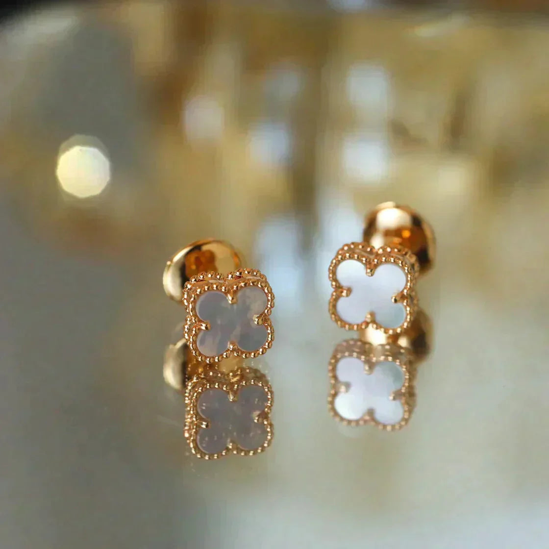 ˇGilded EraˇCLOVER MINI 9.5MM WHITE MOP EARRINGS