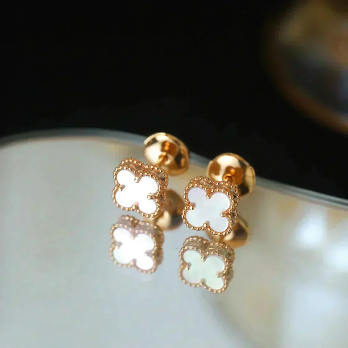 ˇGilded EraˇCLOVER MINI 9.5MM WHITE MOP EARRINGS