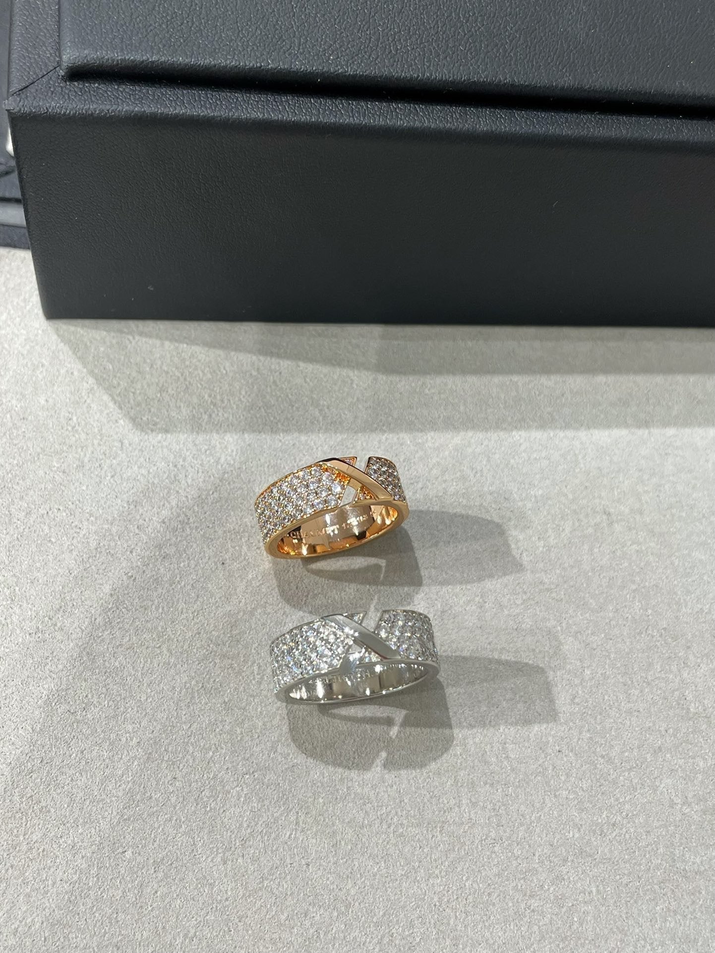 ˇGilded EraˇLIENS EVIDENCE  DIAMOND PAVED RING