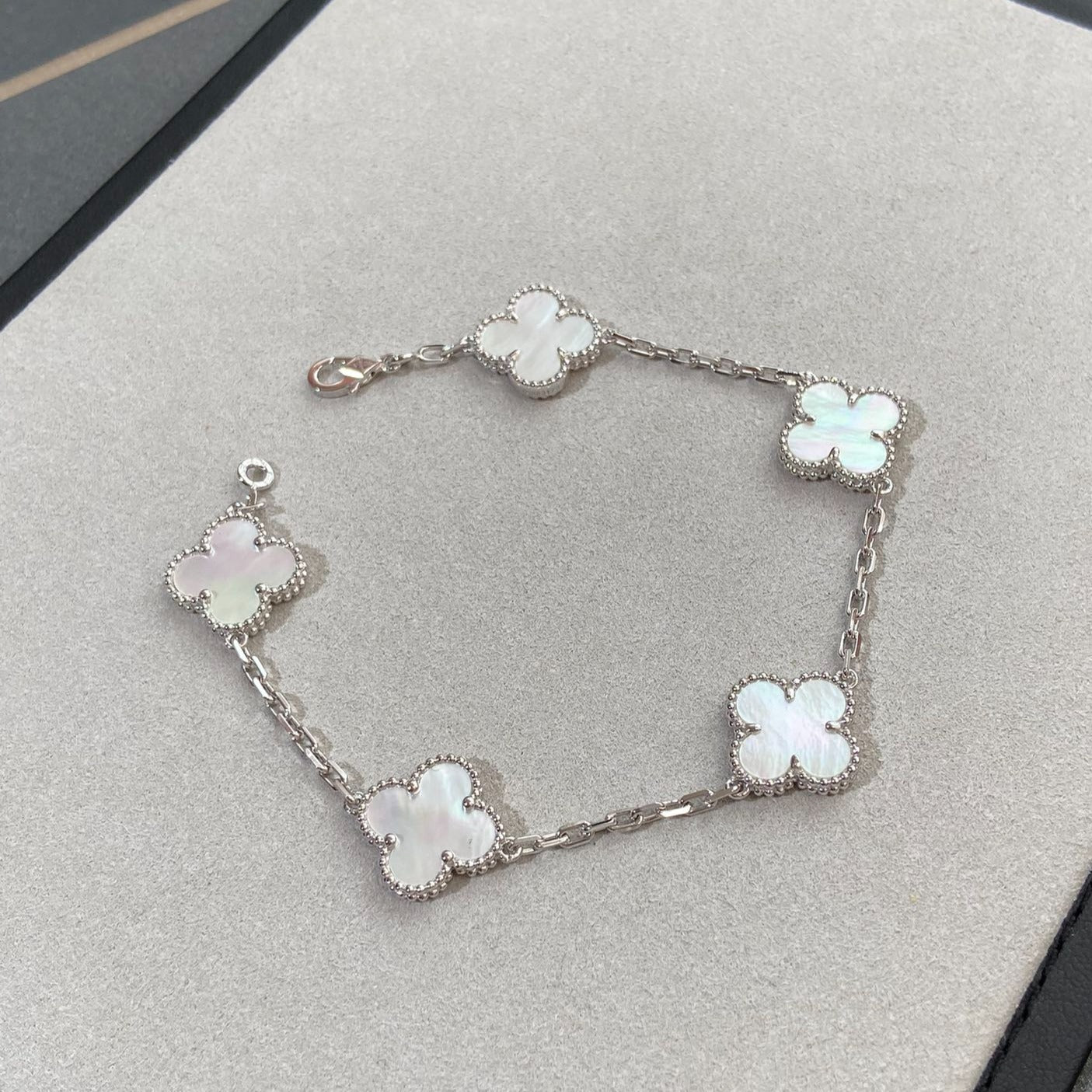 ˇGilded EraˇCLOVER SILVER MOP 5 MOTIF BRACELET