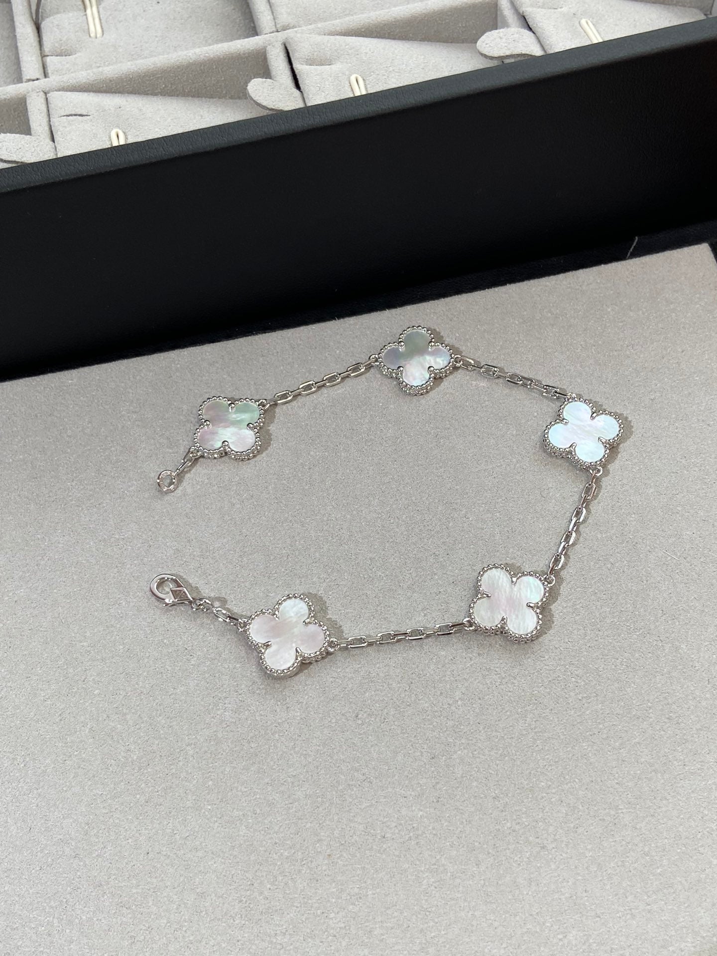 ˇGilded EraˇCLOVER SILVER MOP 5 MOTIF BRACELET