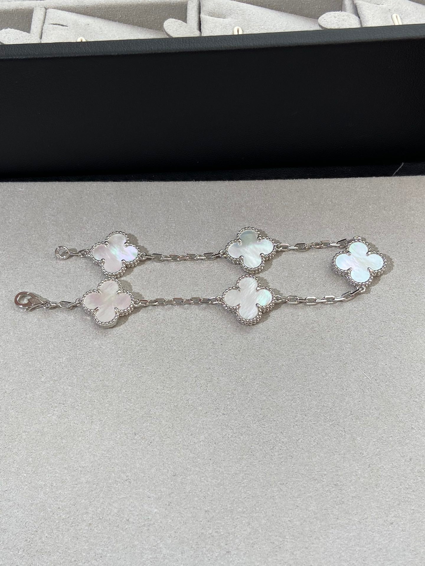 ˇGilded EraˇCLOVER SILVER MOP 5 MOTIF BRACELET