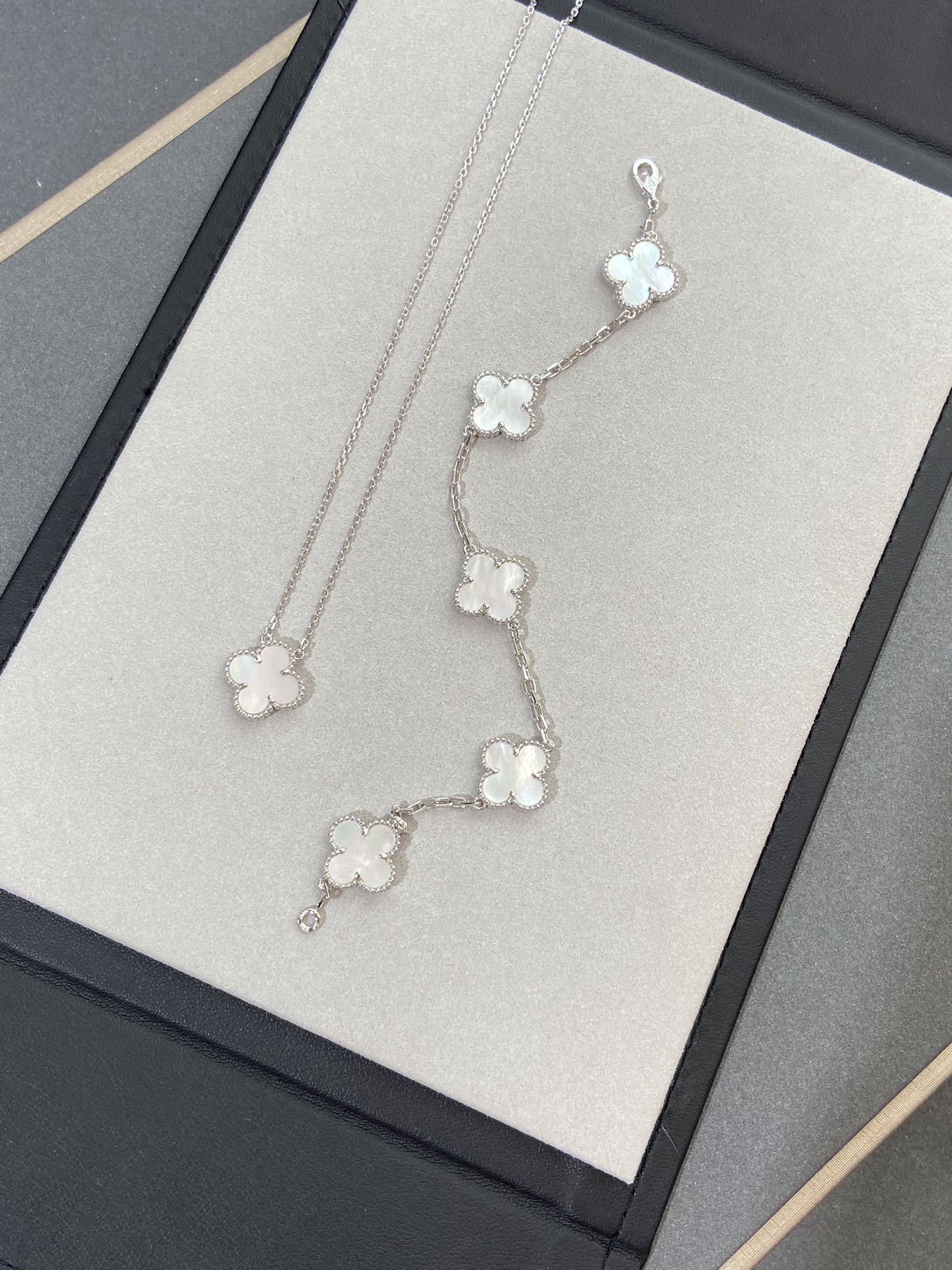 ˇGilded EraˇCLOVER SILVER MOP 5 MOTIF BRACELET
