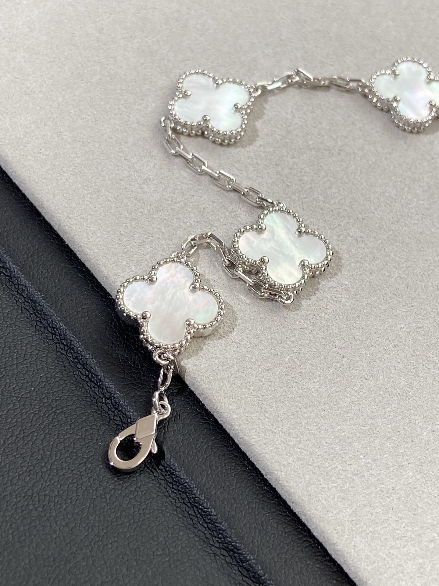 ˇGilded EraˇCLOVER SILVER MOP 5 MOTIF BRACELET