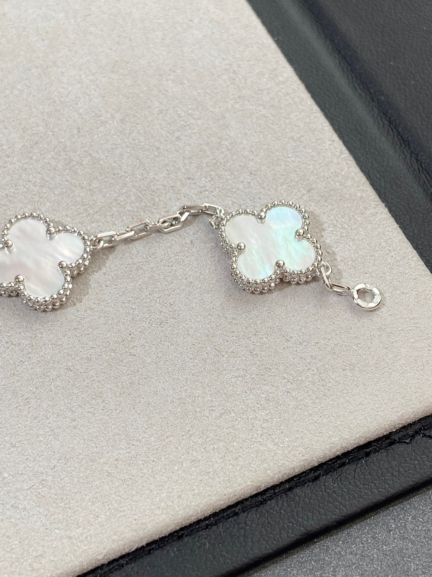 ˇGilded EraˇCLOVER SILVER MOP 5 MOTIF BRACELET
