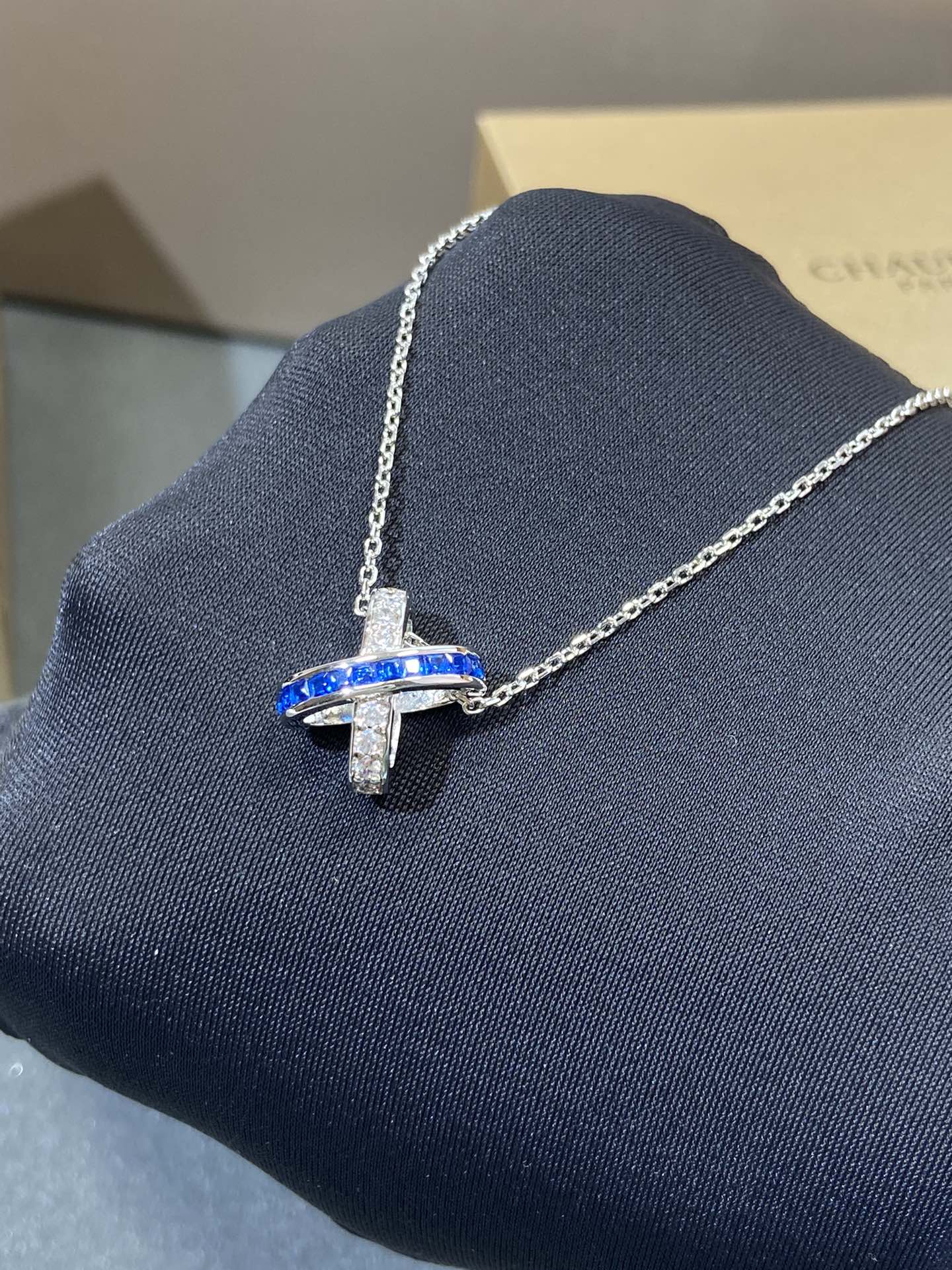 ˇGilded EraˇLIENS DIAMOND SILVER NECKLACE