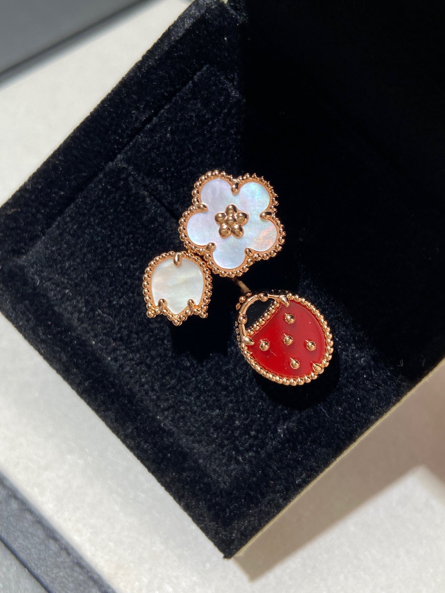 ˇGilded EraˇLUCKY 3 MOTIF ROSE GOLD RING