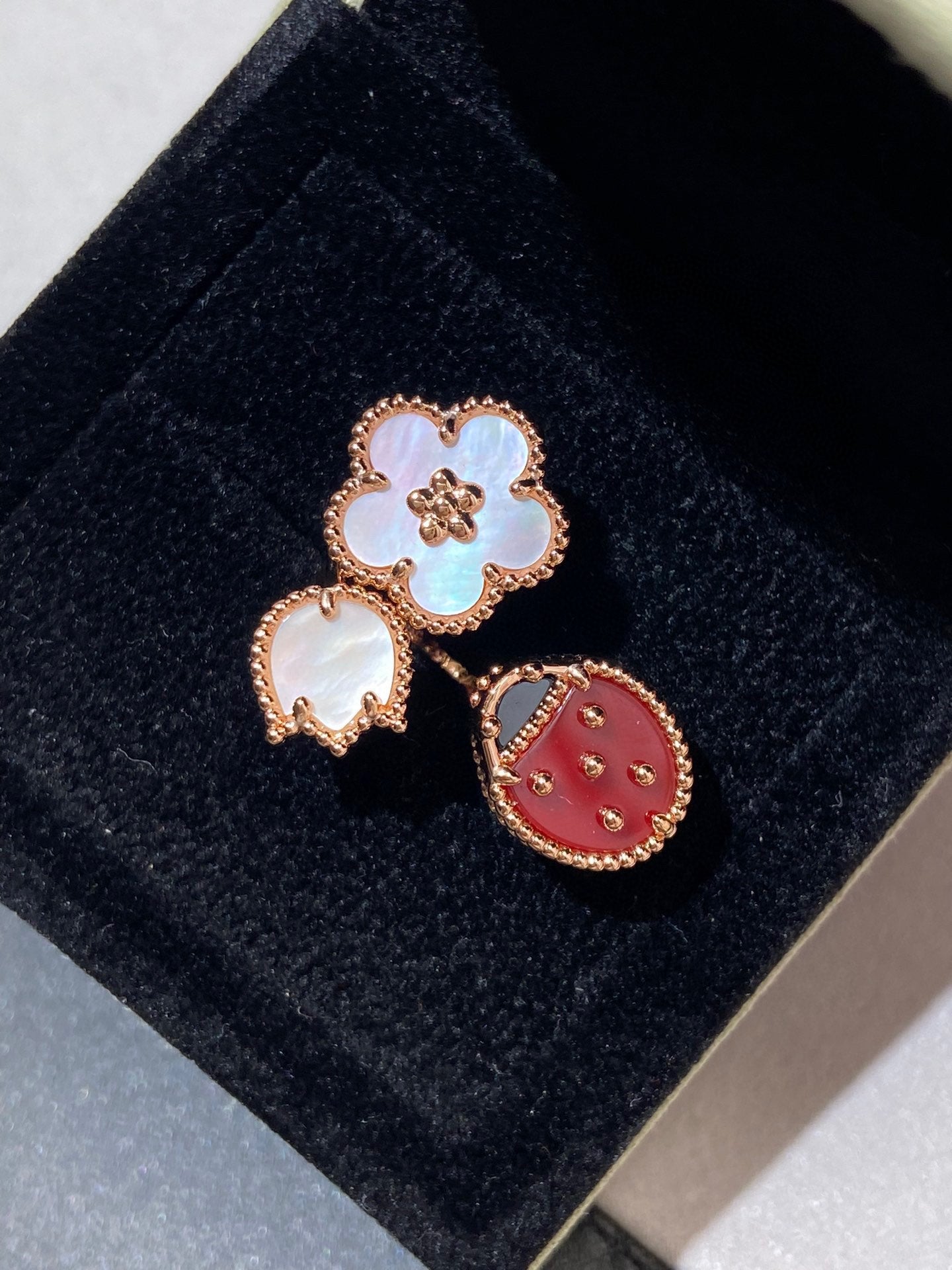 ˇGilded EraˇLUCKY 3 MOTIF ROSE GOLD RING