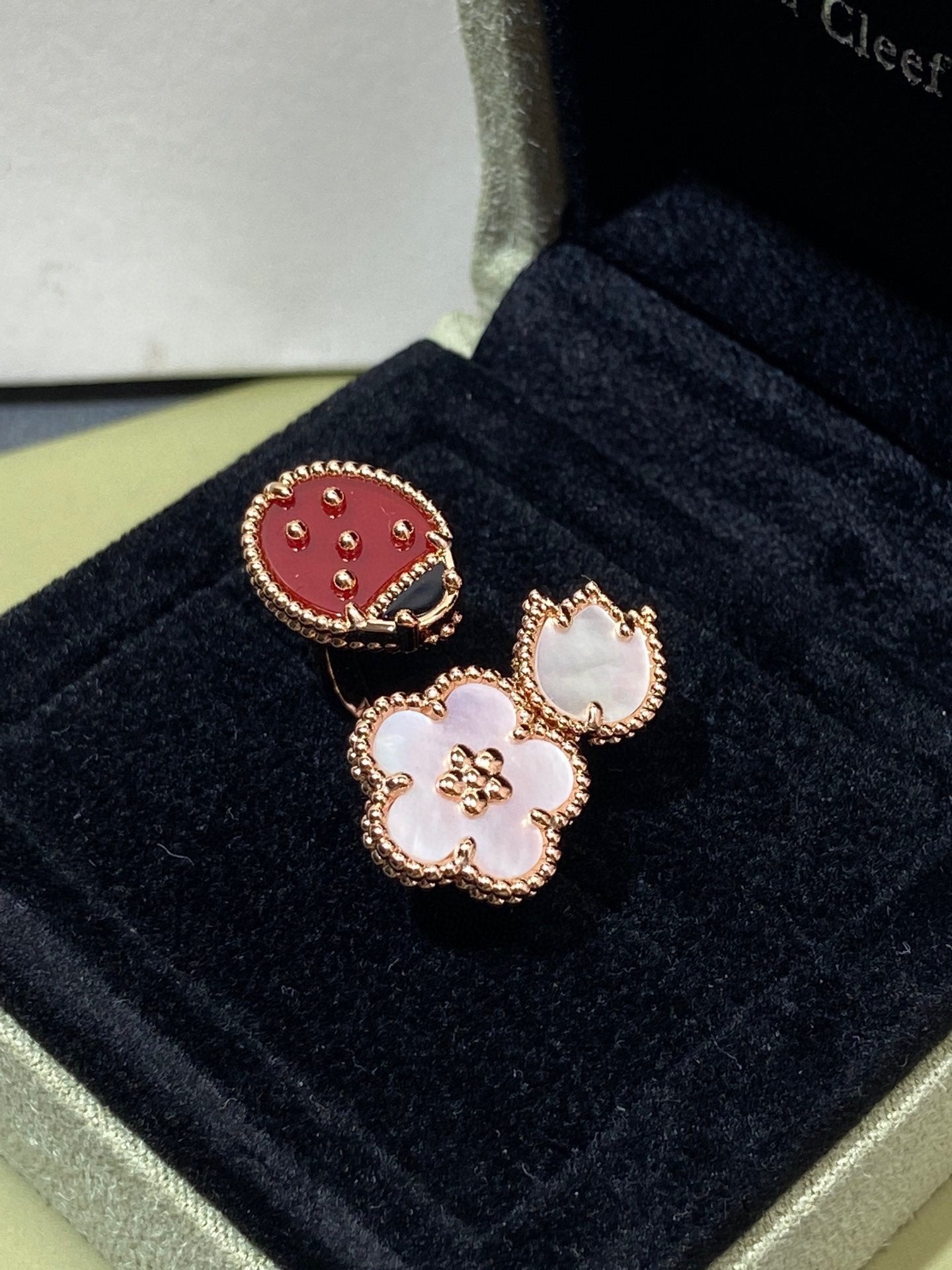 ˇGilded EraˇLUCKY 3 MOTIF ROSE GOLD RING