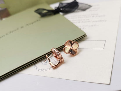ˇGilded EraˇCLOVER MEDIUM STUD EARRINGS