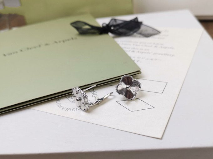 ˇGilded EraˇCLOVER MEDIUM STUD EARRINGS