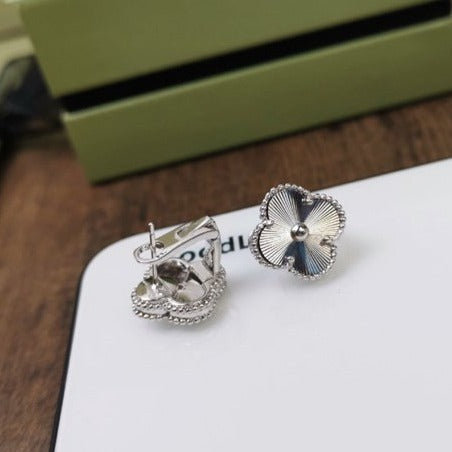 ˇGilded EraˇCLOVER MEDIUM STUD EARRINGS