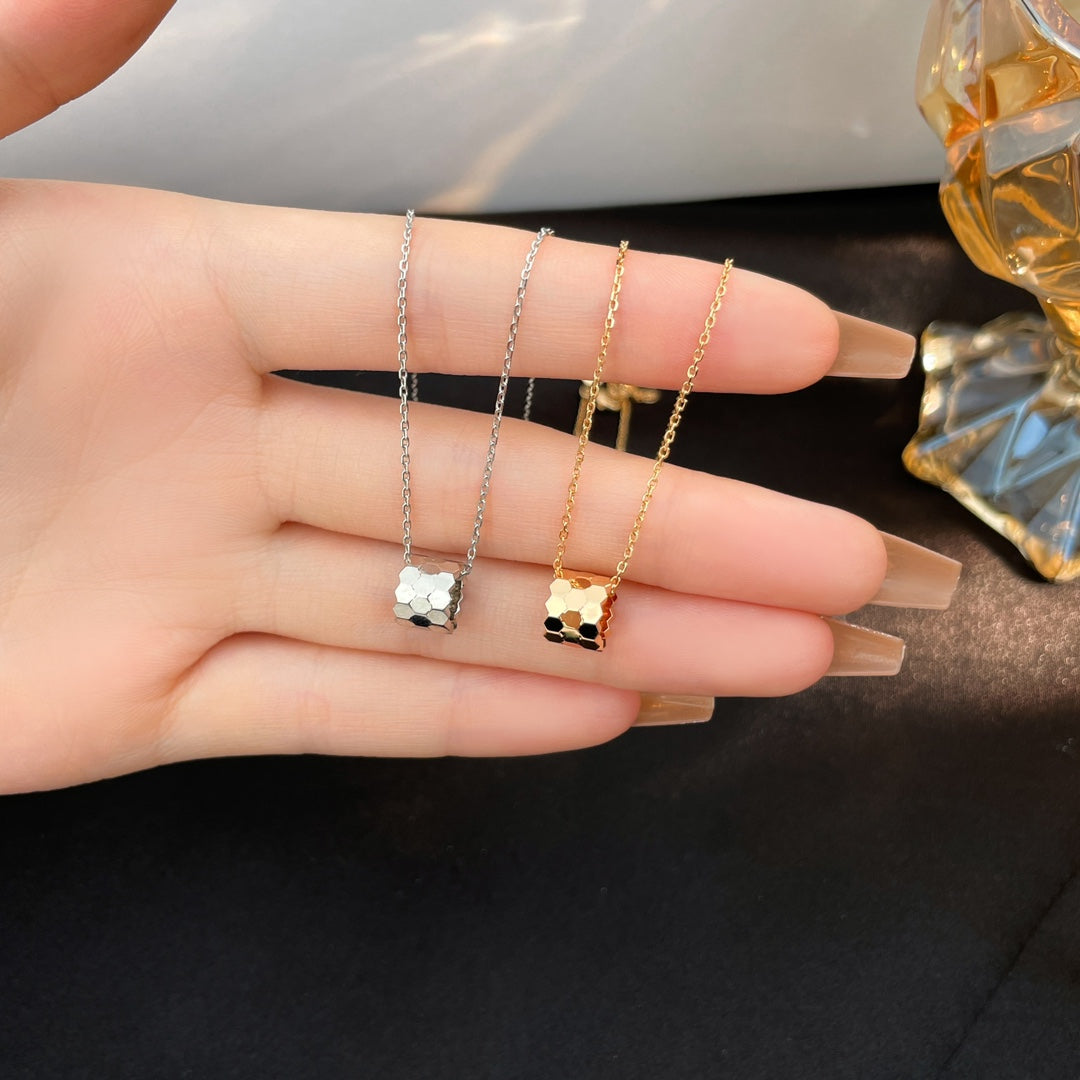 ˇGilded EraˇBEE MINI NECKLACE