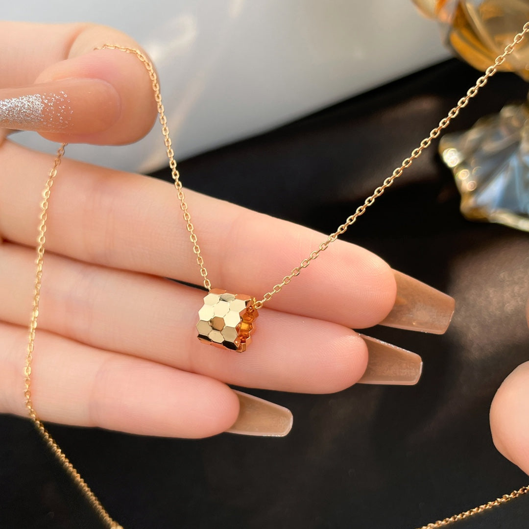 ˇGilded EraˇBEE MINI NECKLACE
