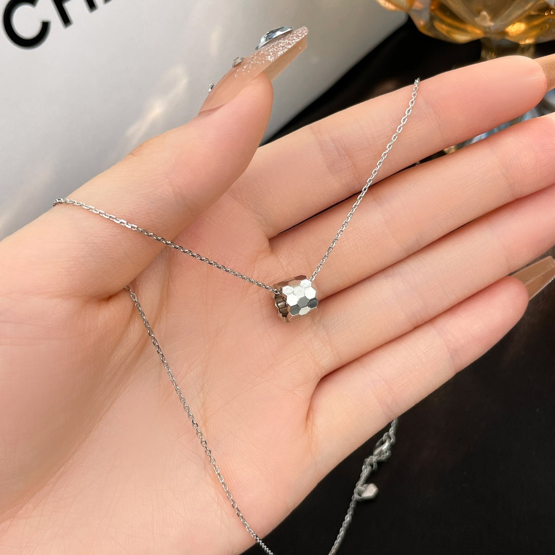 ˇGilded EraˇBEE MINI NECKLACE