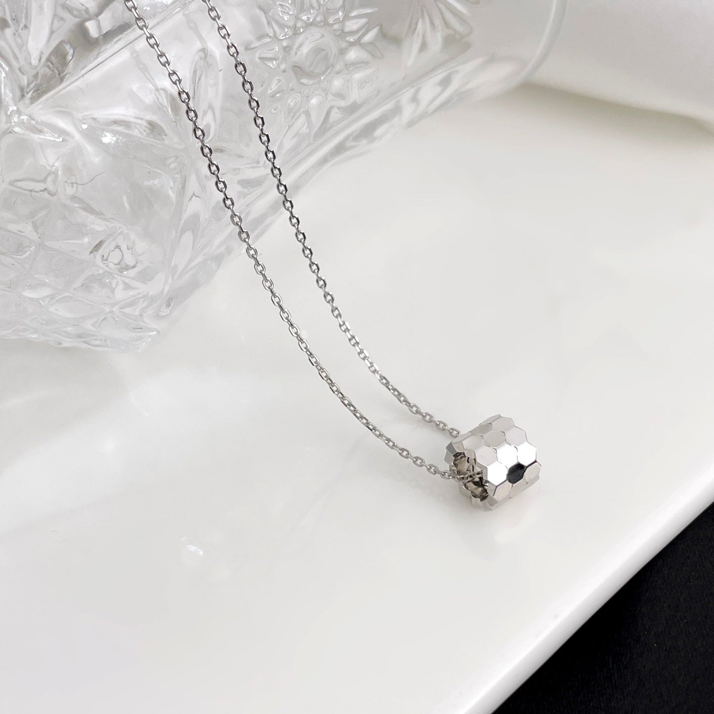 ˇGilded EraˇBEE MINI NECKLACE