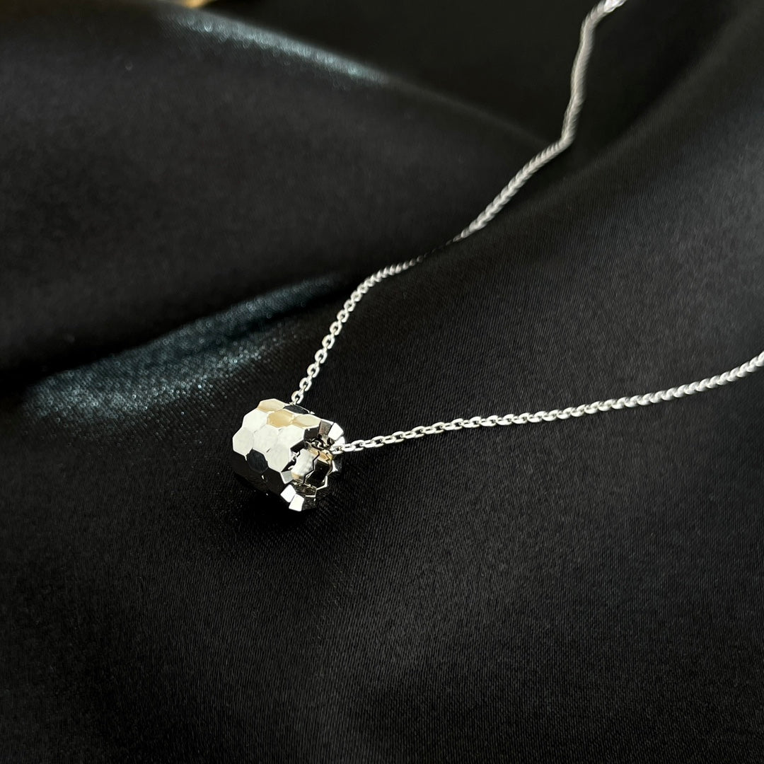 ˇGilded EraˇBEE MINI NECKLACE