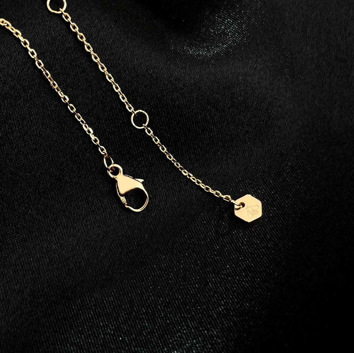 ˇGilded EraˇBEE MINI NECKLACE