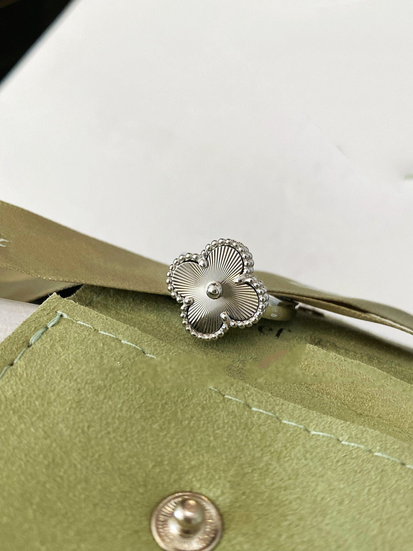 ˇGilded EraˇCLOVER SILVER RING