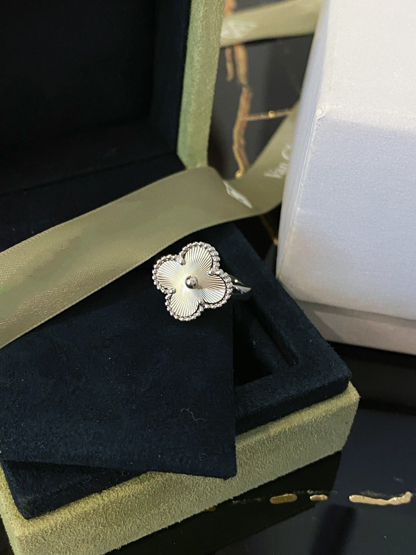 ˇGilded EraˇCLOVER SILVER RING