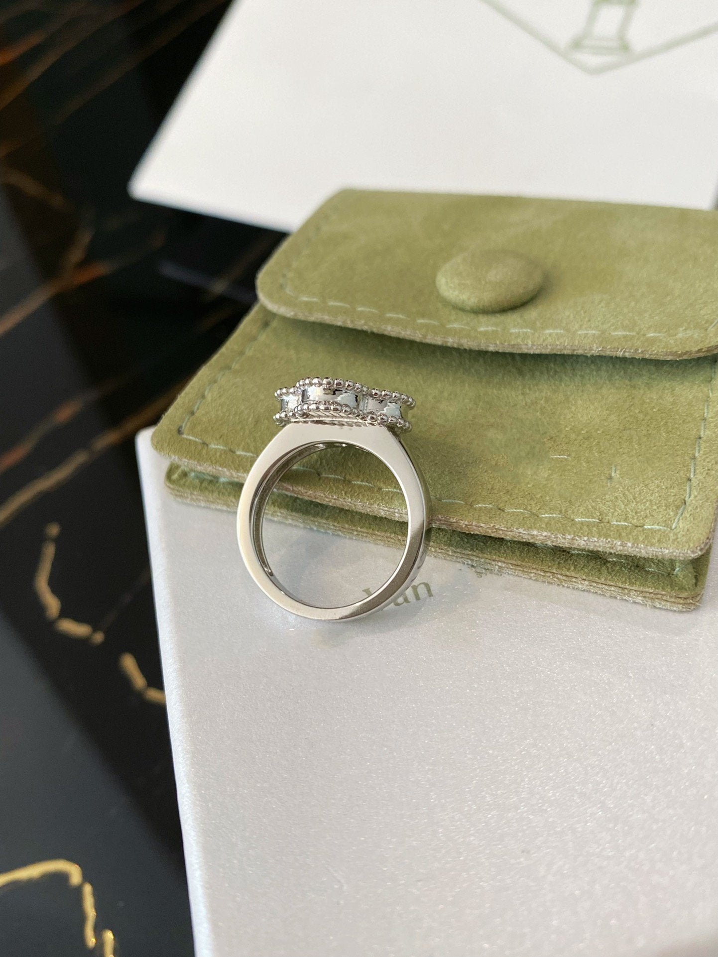 ˇGilded EraˇCLOVER SILVER RING