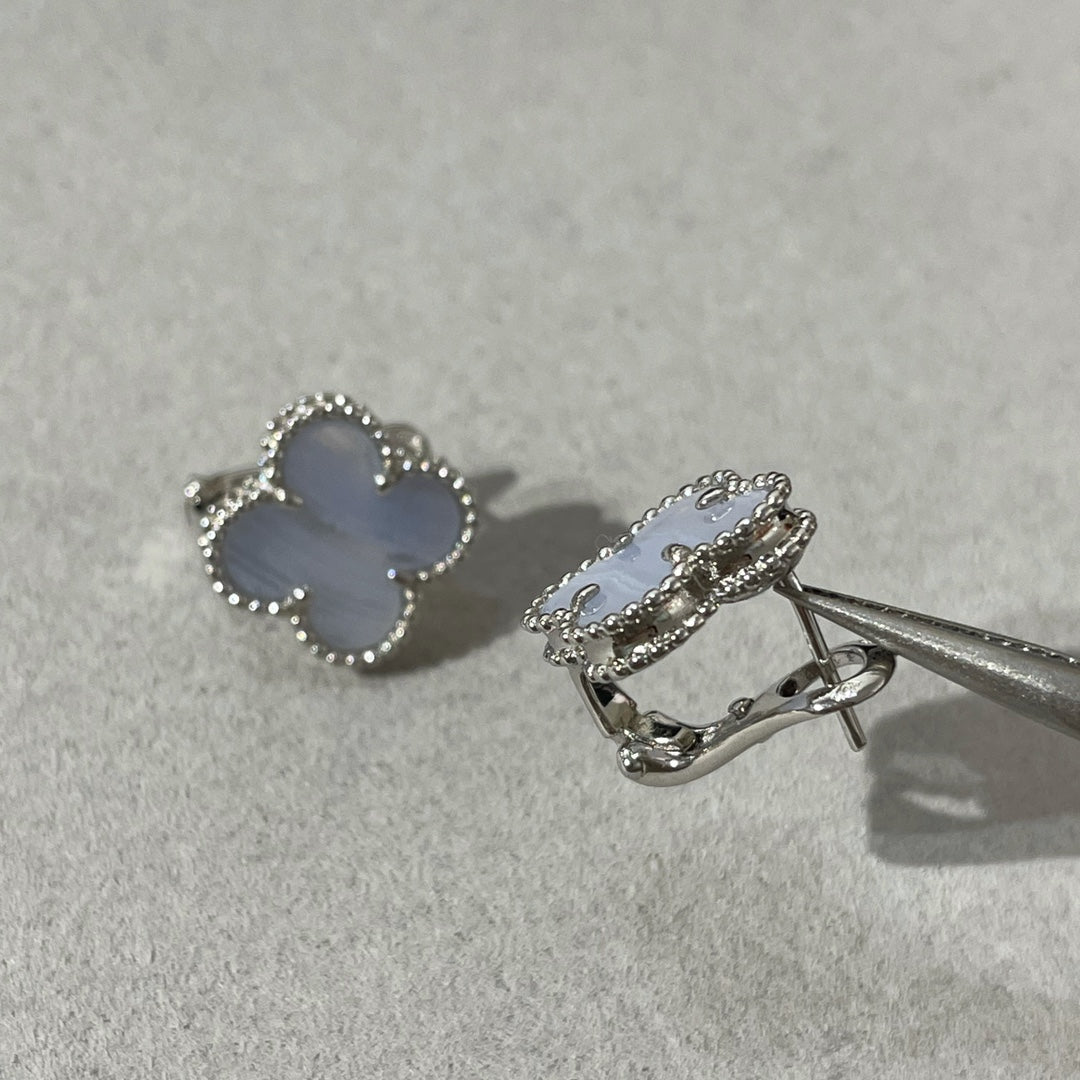 ˇGilded EraˇCLOVER CHALCEDONY SILVER STUD EARRINGS