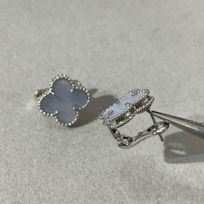 ˇGilded EraˇCLOVER CHALCEDONY SILVER STUD EARRINGS