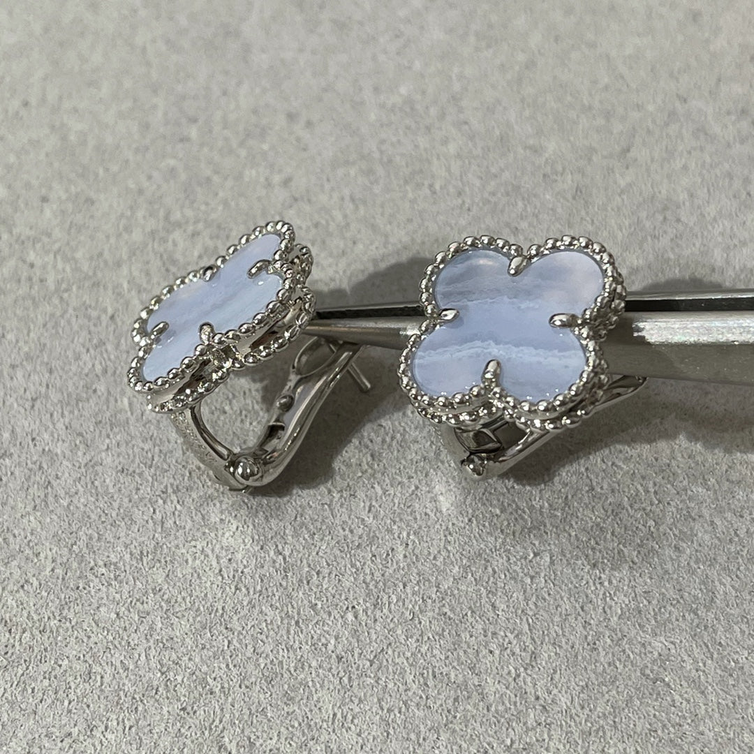 ˇGilded EraˇCLOVER CHALCEDONY SILVER STUD EARRINGS
