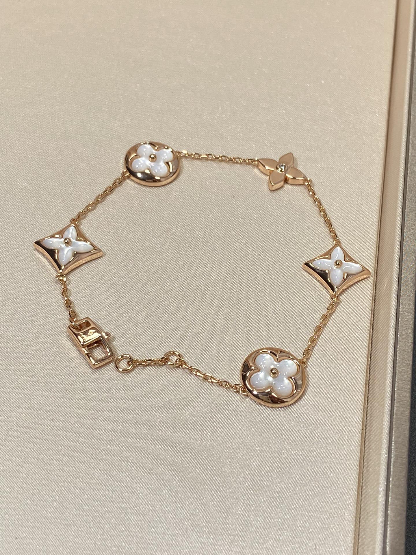 ˇGilded EraˇSTAR AND SUN 5 MOTIF MOP PINK GOLD BRACELET