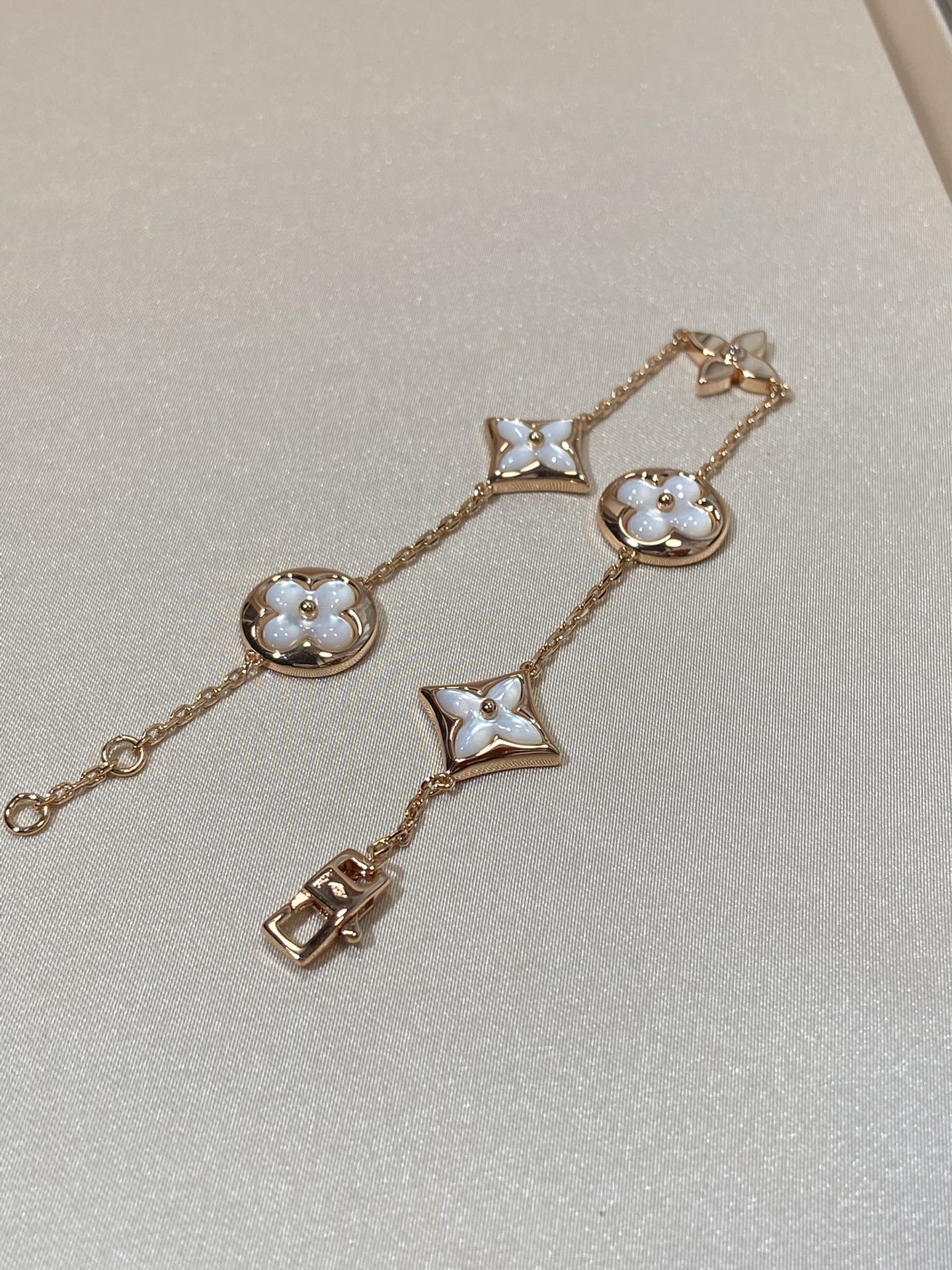 ˇGilded EraˇSTAR AND SUN 5 MOTIF MOP PINK GOLD BRACELET