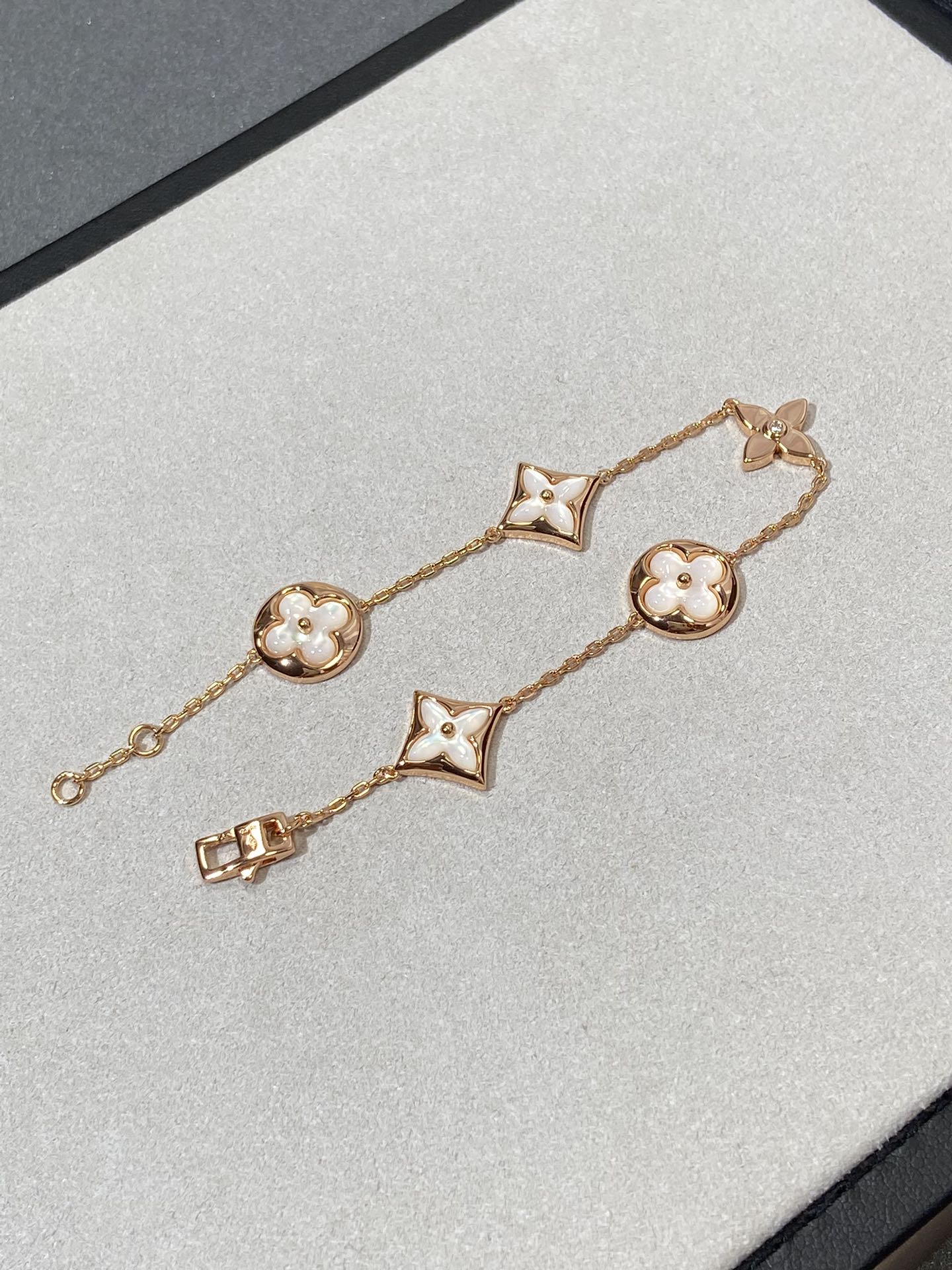 ˇGilded EraˇSTAR AND SUN 5 MOTIF MOP PINK GOLD BRACELET