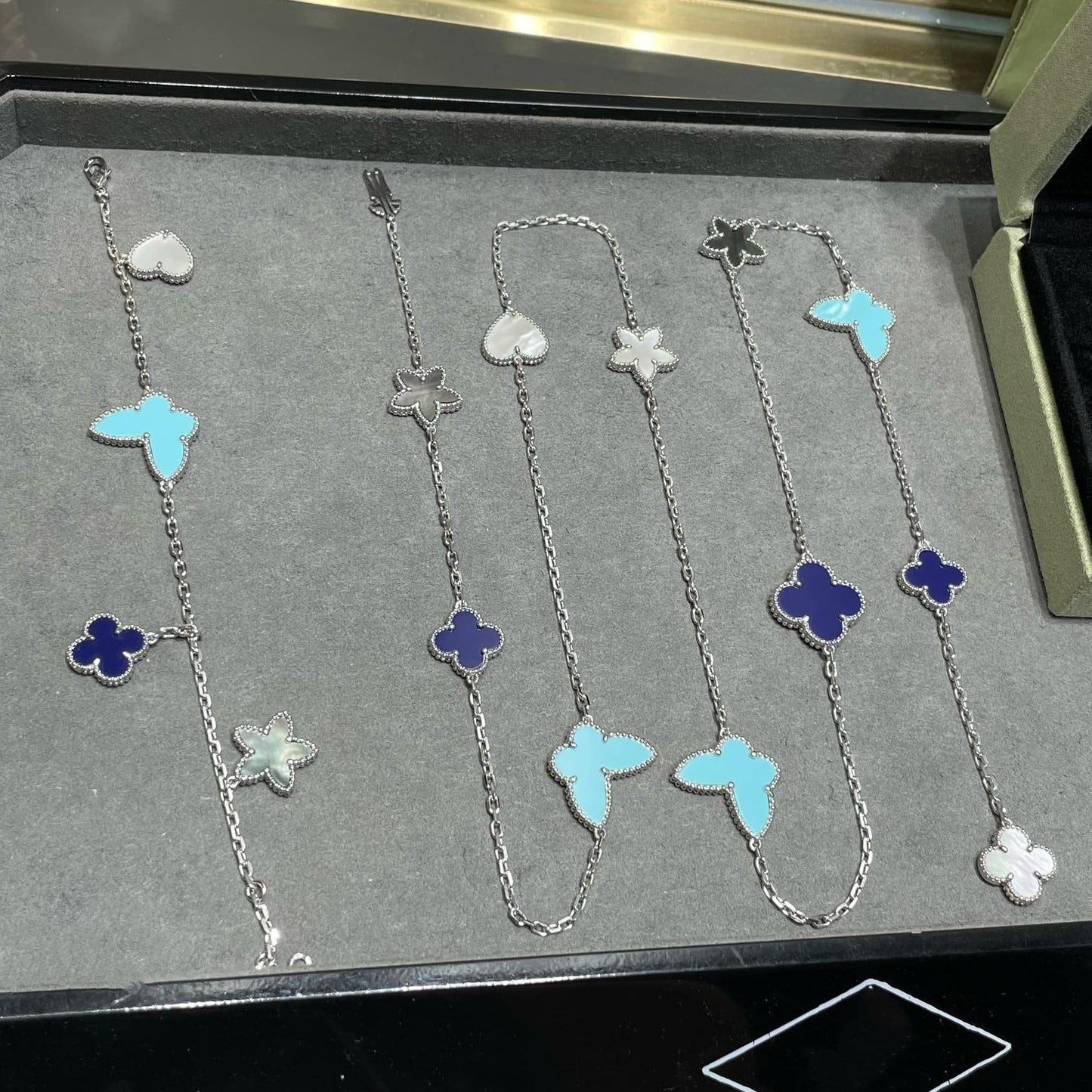 ˇGilded EraˇLUCKY CLOVER SILVER 11 MOTIF NECKLACE