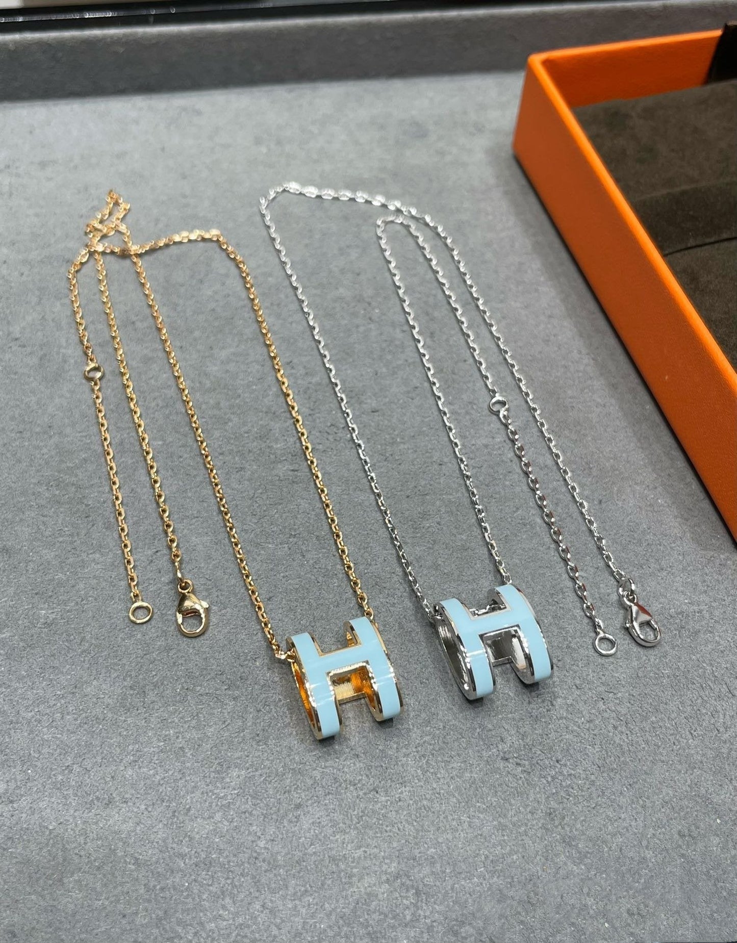 ˇGilded EraˇPOP H SKY BLUE NECKLACE