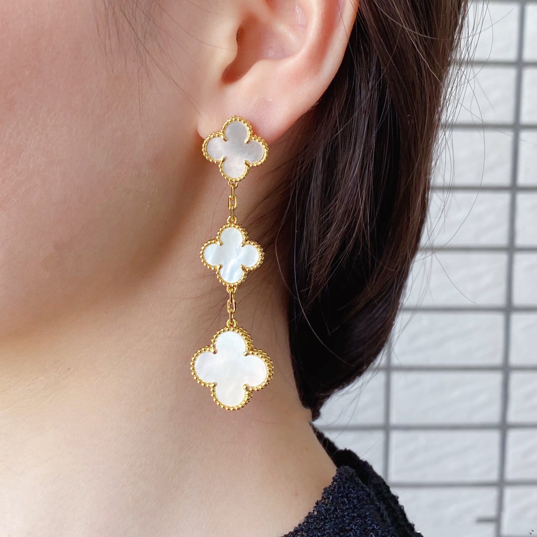 ˇGilded EraˇCLOVER MOP 3 MOTIFS GOLD EARRINGS